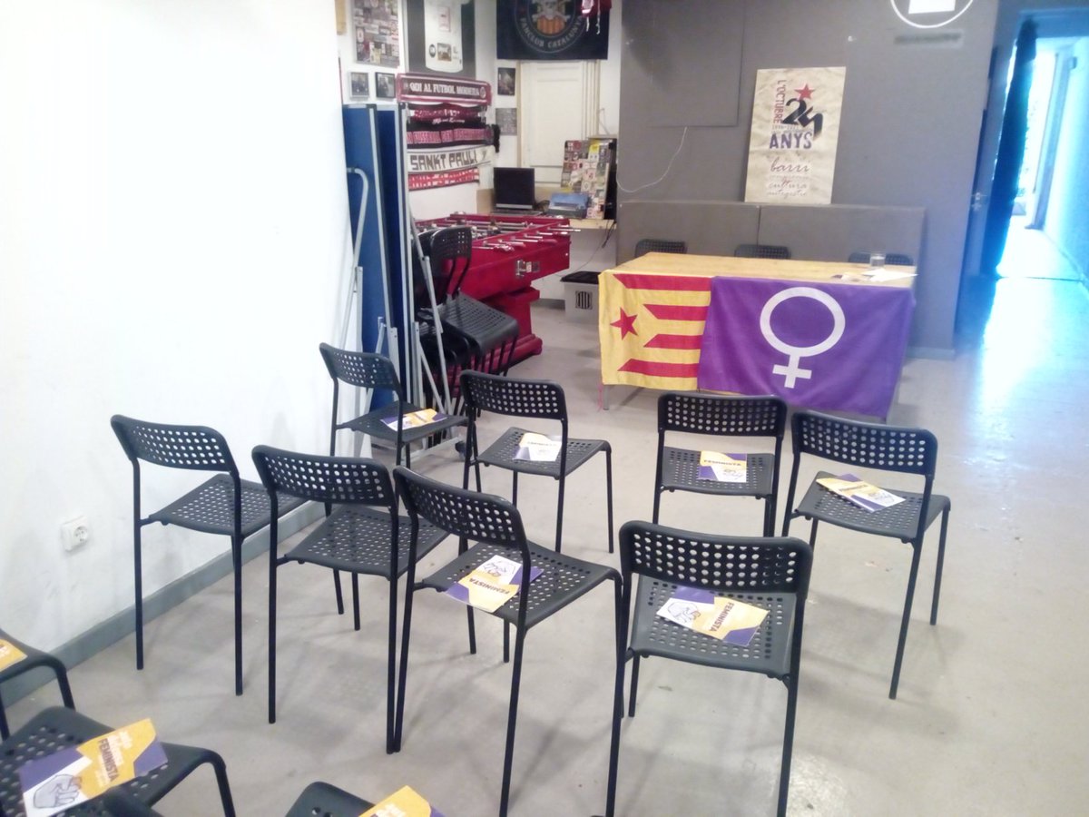 Octubre_P9's tweet photo. Tot a punt per començar l'acte #AutodefensaFeminista com a resposta a la crisi! 

#3VoltesRebels https://t.co/4DE4y0l54Y