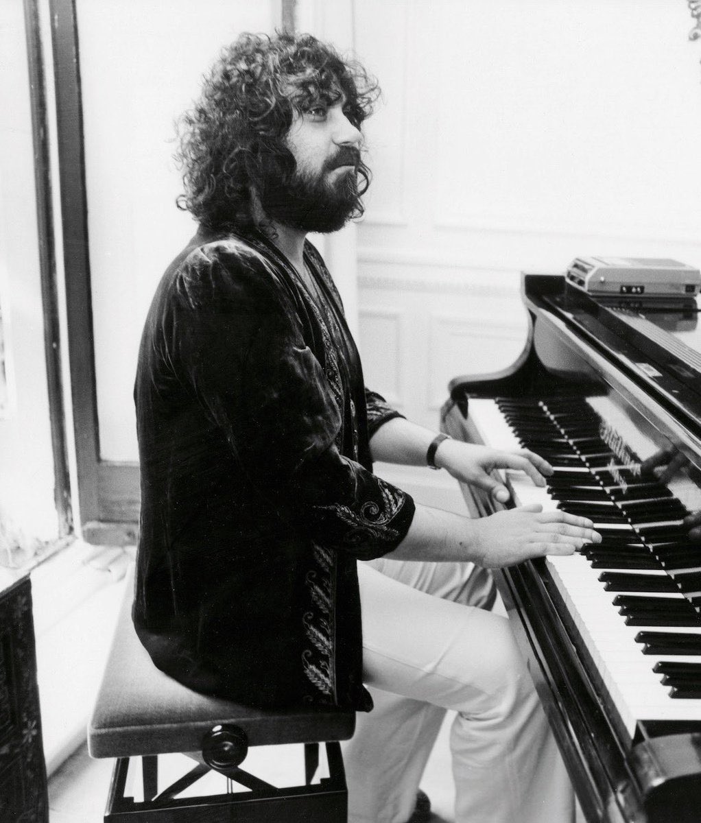 retrochenta's tweet photo. Noticia muy triste: nos ha dejado a los 79 años de edad Vangelis, el compositor griego autor entre otras obras de la BSO de "Carros de Fuego" y "Blade Runner". Gracias por tu música. Descansa en paz. https://t.co/Nyjl1RUALR