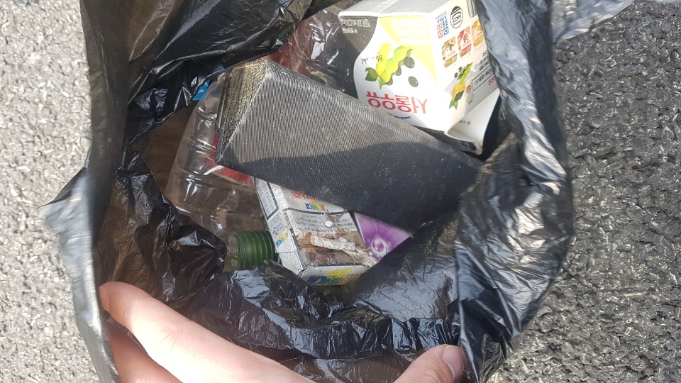 SmithSandow's tweet photo. @CoinWalk_
New Culture Plogging!
Make the world Clean!
Move to Clean!
(I didn't know that there are so much garbages...around us...)
#CoinWalk #Plogging
@qqewing__ @ghaus2002 @RoEF77 https://t.co/fK2sLOQx1o