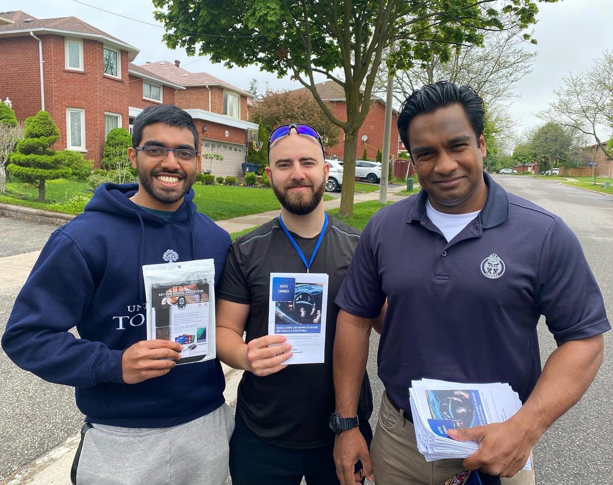 The sun came out just in time for us this morning to do a community outreach on auto theft crimes and prevention in the Morningside Neighbourhood. 

Thank you to our CPLC volunteers for taking time out of their day to help build a safer community. #PoliceWeekON #ScarbTO