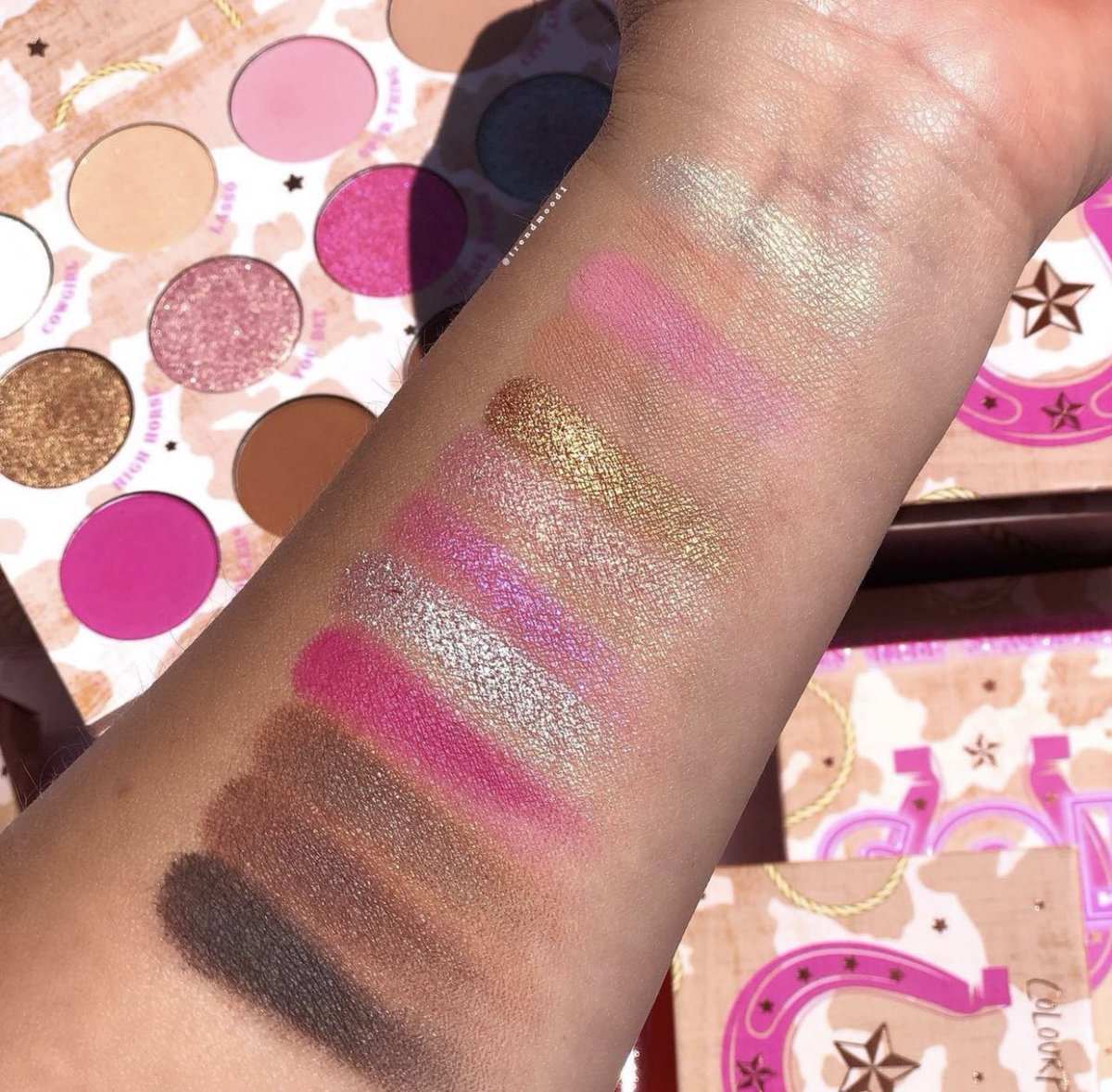 Trendmood's tweet photo. Available Now! ๐จ LINK โก๏ธ https://t.co/6i5GYvmcop *use code: TRENDMOOD 10% off NEW! Won & Done Collection ๐ด ๐ @ColourPopCo Includes:
๐ Won & Done Eyeshadow Palette
โจ3 Blushes
๐4 Fresh Kiss Lip Lacquer
โจGlitterally Obsessed Set
๐ In The Saddle #SolBody Set https://t.co/ggDxbmDeQ9