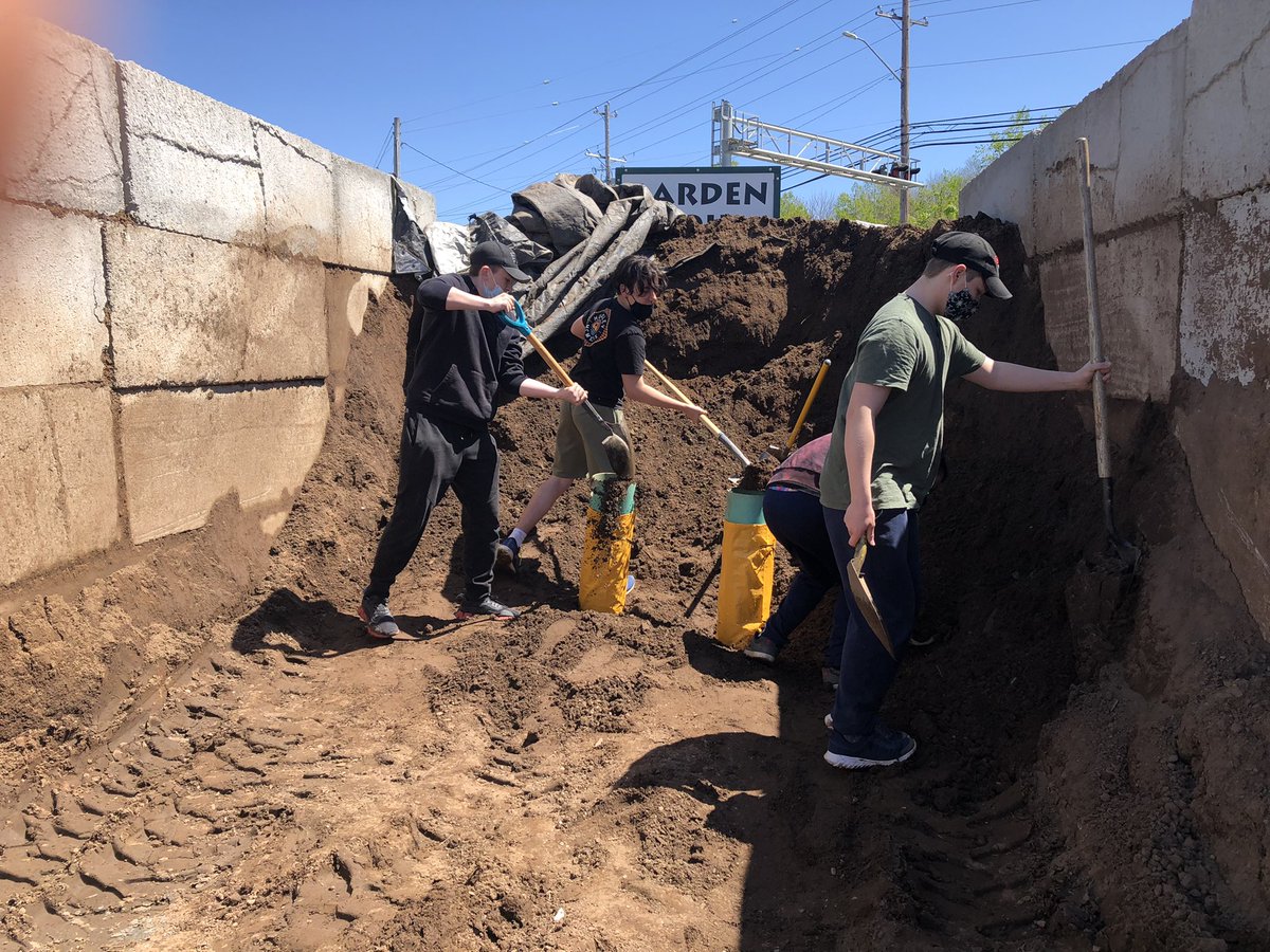 “My boss says if you bag it yourselves, you can take as many bags as you want for free…anything to help the <a href="/SHS_Kingfishers/">SHS_Kingfishers</a> out!”
Barrett’s Lumberyard for the #WIN #Workit <a href="/ApprenticeNS/">NS Apprenticeship</a> #gratitudeattitude #lunchtime #roadie #nicekids @HRCECBL #O2program