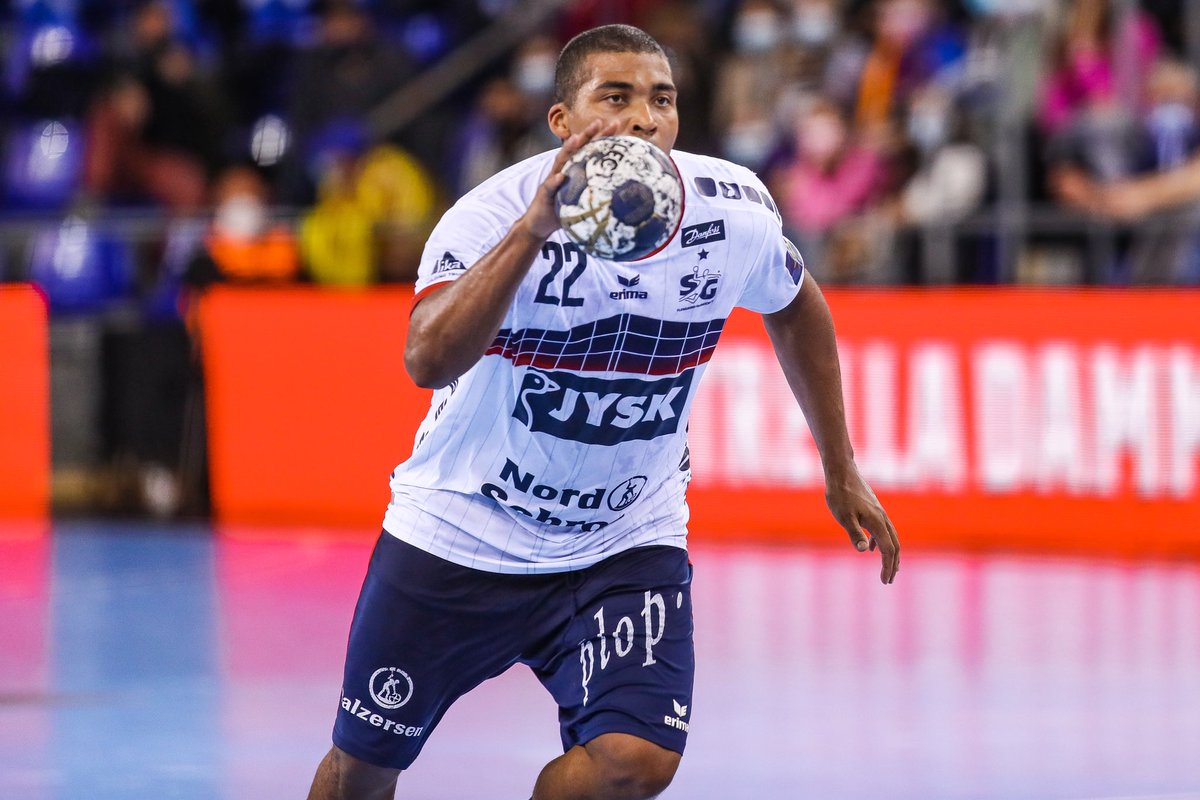 SGFleHa's tweet photo. 22‘ Hampus #Wanne muss angeschlagen raus. Mads #Mensah hilft auf Linksaußen aus.
__________
#BARSGF 7:6
#MoinMoinEurope
#OhneGrenzen https://t.co/q0HmKSAn9N