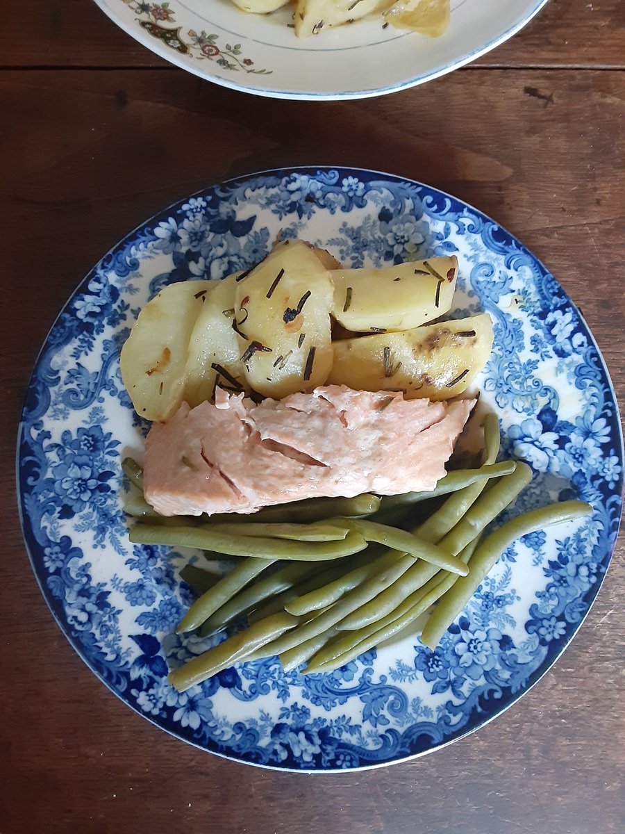 Titmousie2's tweet image. #poachedsalmon
#roastedpotatoes with fresh rosemary garlic and olive oil
#steamedgreenbeans
😋