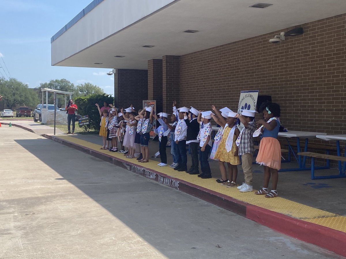 HorneElementary's tweet photo. We are so happy to celebrate Ms. Contreras’ class! 👩🎓👨🎓🐶 #kindergraduate #horneproud @CyFairISD https://t.co/g4tjnyZA55