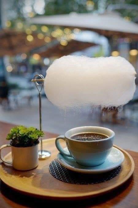 ¿Nueva forma de beber café?

Este café se llama 'Sweet Little Rain'. Se sirve con una nube de algodón de azúcar, el vapor del café se eleva para disolver el algodón de azúcar y la nube comienza a llover sobre el café.

📸 Mellower Coffee