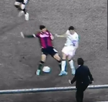 dell_inter's tweet photo. @Yuro_23 Doveri in pubblico con lo zainetto dell'Inter non fischia un fallo enorme su Perisic sul gol del Bologna con Soriano che non guarda manco la palla ma solo Perisic

... dormi tranquillo #MilanSassuolo https://t.co/KhsPRJxneo