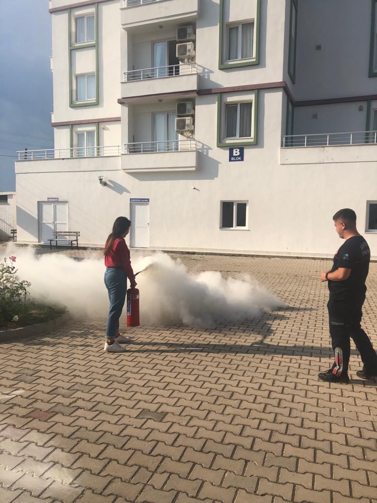 Kumluca Yurt Müdürlüğünde emniyet tedbirlerine çok önem veriyoruz. Öğrencilerimizin iştiraki ile yangın söndürme ve yangından tahliye tatbikatı yapıldı. <a href="/AntalyaKYGM/">GSB Antalya Yurtları</a> <a href="/YGrhan/">Yavuz Gürhan</a>