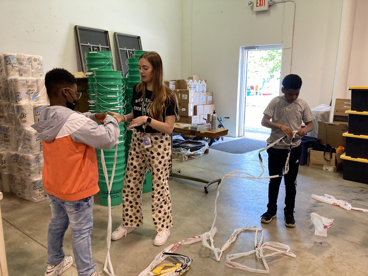 What a great field trip to <a href="/drawbuckets/">drawbuckets</a> with the fourth grade. Thank you so much for letting me join in! It feels good to help others! <a href="/callah_sullivan/">Callah Sullivan</a> <a href="/BreMassie/">Breanne Massie</a> and <a href="/JZawalskiTeach/">juliez</a> #onlywb #roosevelthuskies