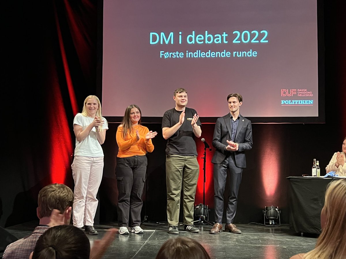 DSU_1920's tweet photo. KÆMPESTORT TILLYKKE til @Chili_Preisler fra DSU Roskilde og @Bonde_Jakob fra DSU Vesterbro-Sydhavnen, der er gået videre til semifinalerne i DM i debat, som tradition tro afholdes på Folkemødet på Bornholm. To seje debattører og to store talenter! 👏🏼 #dkpol https://t.co/wTmtoNf4ma