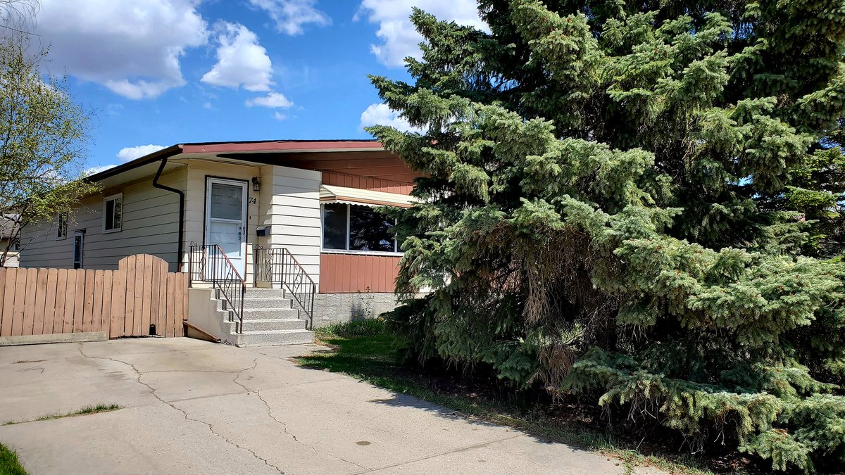 Michell2Sell's tweet image. Coming Soon!!  Bower half-duplex.  3 bdrm/2 baths  Across from the park/playground/outdoor rink &amp;amp; tennis courts  $244,900!! #CallMichelle2Sell #NewListing