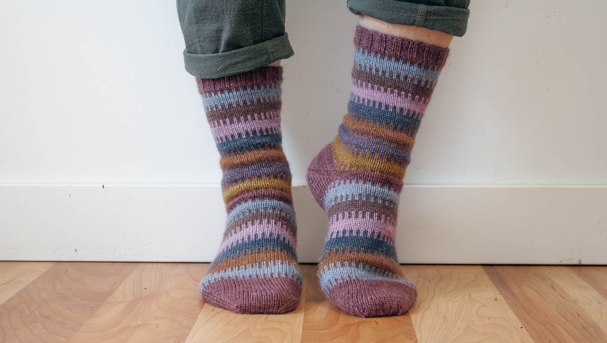 I've finally finished my Sprocket Socks and honestly can't say enough good things about them and this wonderful pattern. It's the perfect scrap busting project to use up leftover ends of sock yarn or mini skeins you've been hanging onto.
janerichmond.com/blogs/blog/off…