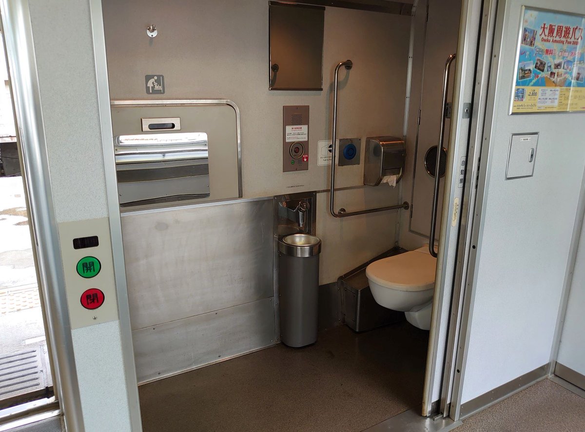 YLc5820's tweet photo. おはようございます🙂新型一般車両の導入を発表した近鉄ですが5820系以来のL/C車なので期待が大きく、大阪線への導入が実現してDF51・DF52との共演を見てみたいです😃🚋
#近鉄 #近鉄電車 #LCカー #新車 #共演 #期待 #近鉄大阪線 #近鉄5820系 #DF51 #DF52 #トイレ https://t.co/fluxjZRq2W