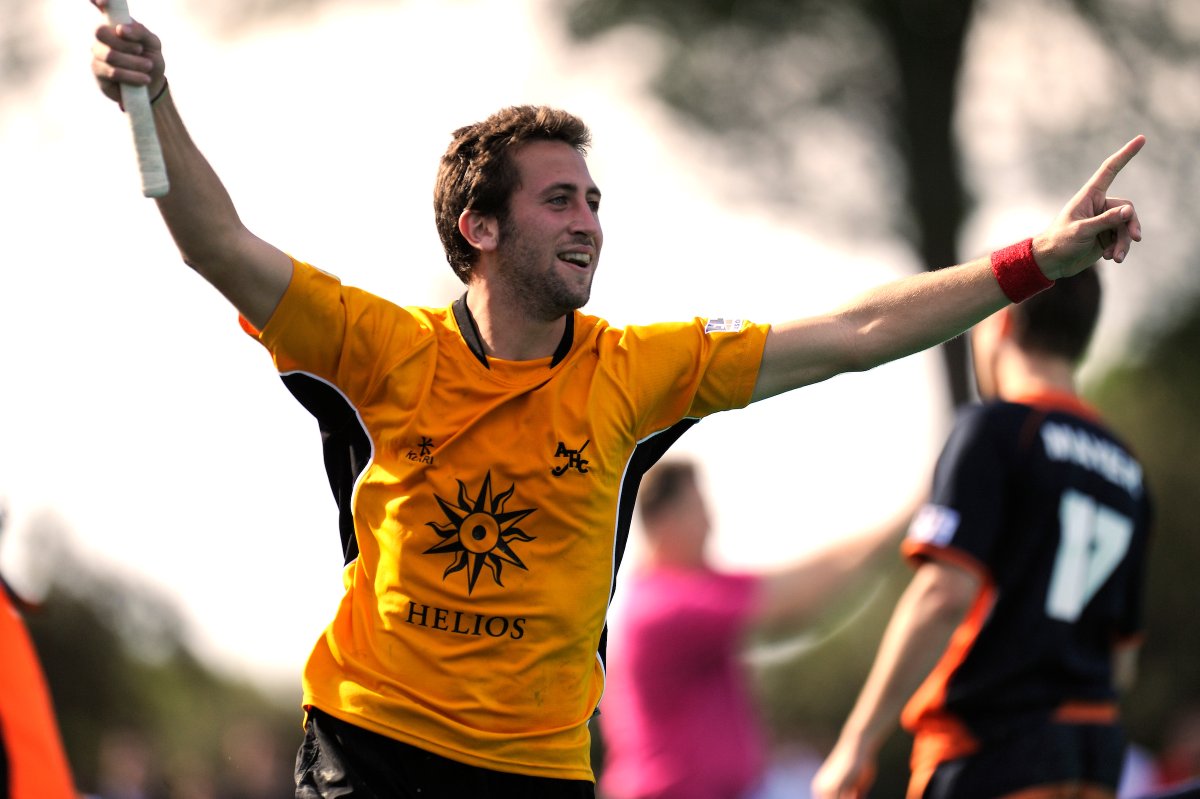 EHLHockeyTV's tweet photo. Roc Oliva has signed off on his @AtleticTerrassa career on a high note following his unexpected appearance in the Spanish Final Four, lifting his tenth title with the club.

https://t.co/0m0n0FAzqn #EHL https://t.co/3uXZwgBZYB