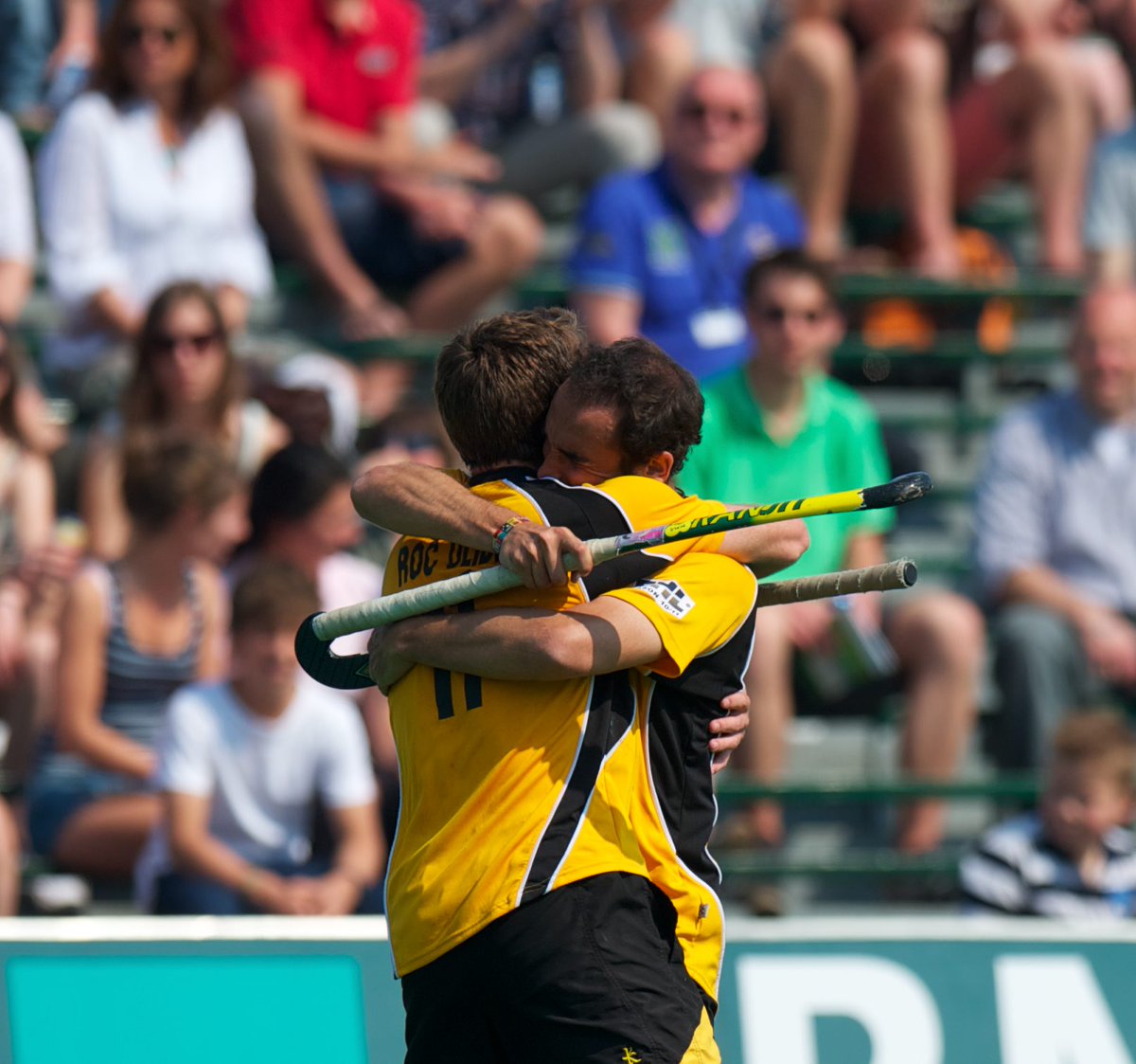 EHLHockeyTV's tweet photo. Roc Oliva has signed off on his @AtleticTerrassa career on a high note following his unexpected appearance in the Spanish Final Four, lifting his tenth title with the club.

https://t.co/0m0n0FAzqn #EHL https://t.co/3uXZwgBZYB