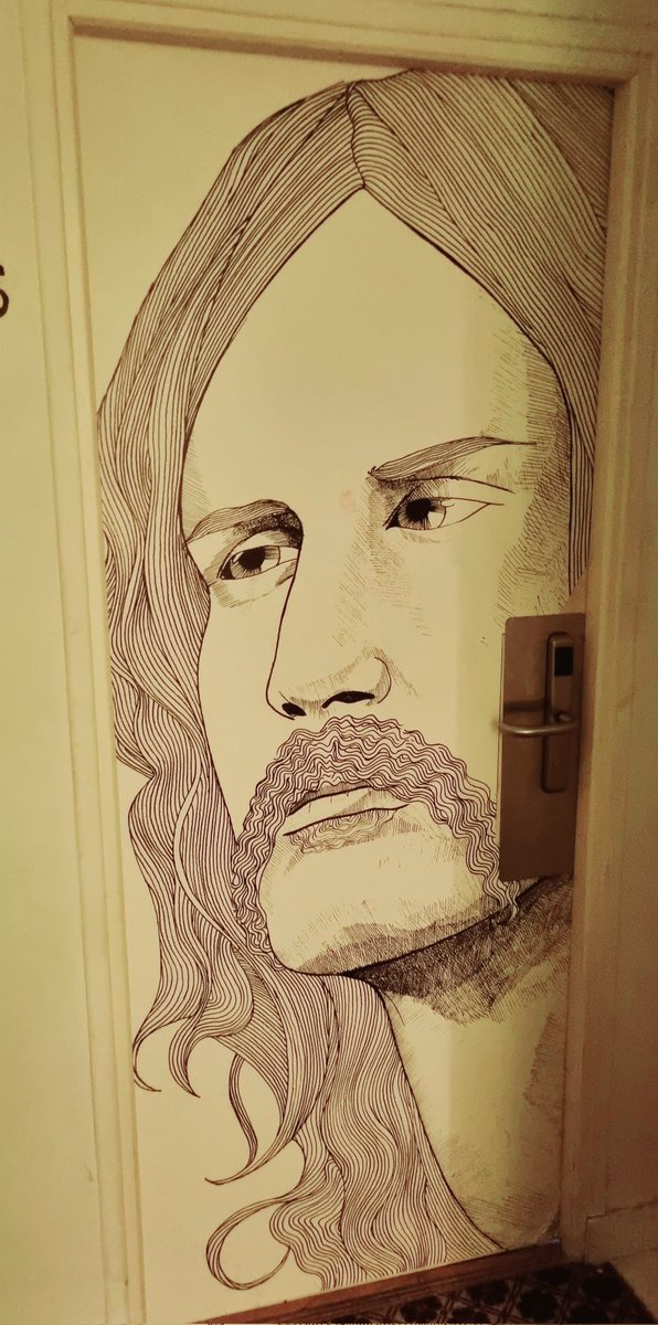 PierreCol's tweet photo. Le dessin sur la porte de la chambre 36 de l'Hotel La Louisiane, et la photo qui l'a inspiré.
Vous le reconnaissez ? https://t.co/7gGazJcixL
