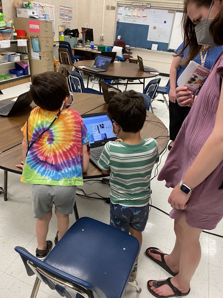 UsryMel's tweet photo. We are having fun at the tech station @TimberLaneES Primary Literacy Night! Families are adding to a @padlet teaching us “how to” to do something they love! #TigerStories #fcpsonward https://t.co/gIGXQLKYWx