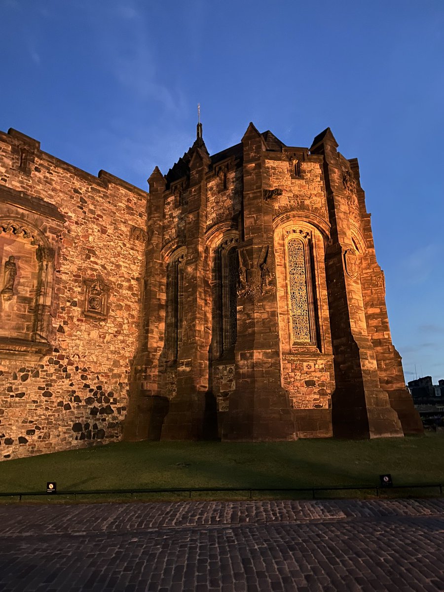 susanlammers's tweet photo. Edinburgh Castle by night. #EHHF https://t.co/rMUAvdz3vM