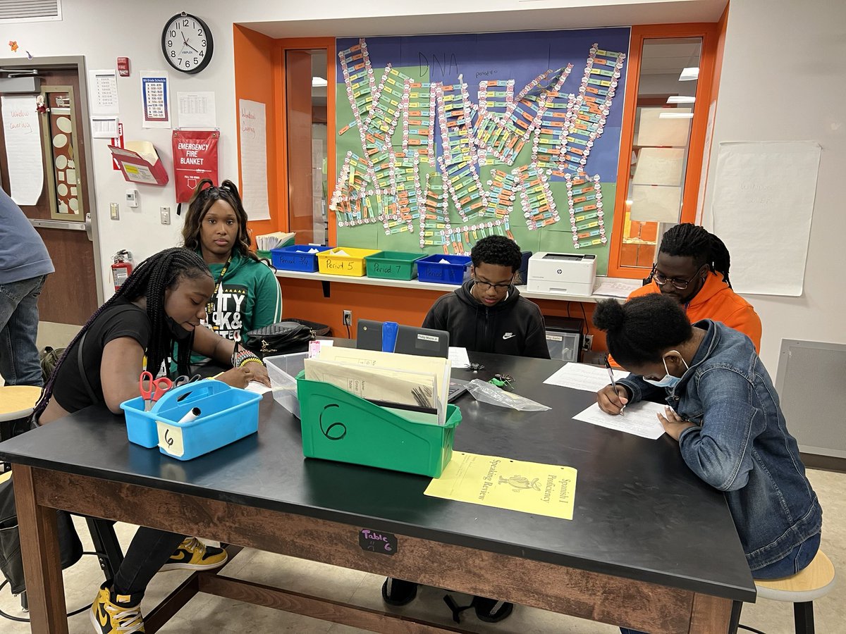 Great day at PG welcoming some awesome students from Lincoln MS! They toured the building, partcipated in a few classes &amp; engaged in great conversations with some of our students with the Good Life One MIC Program. #esmPGproud 🧡💙 <a href="/AGoodLifeFound/">Good Life Foundation</a> <a href="/JFahyScience/">Jason Fahy</a> <a href="/toakleymath/">Tina Oakley</a>