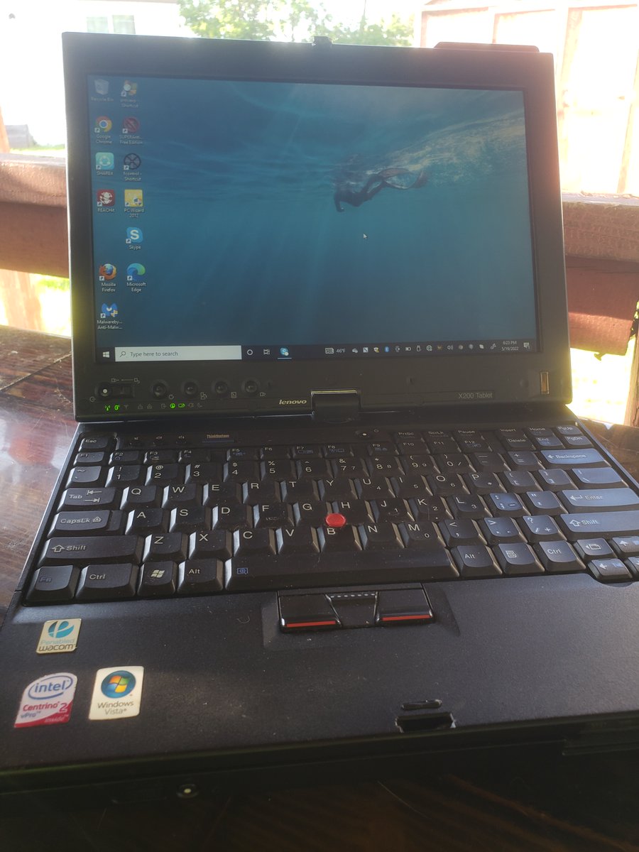 topmahof's tweet photo. For #ThinkPadThursday we have a #ThinkPad200T and a #ThinkPadX40, both in their Ultrabases. The X40 is running Ultimate Doom for Win. 95. #LenovoIN https://t.co/mxpxVOTq8U