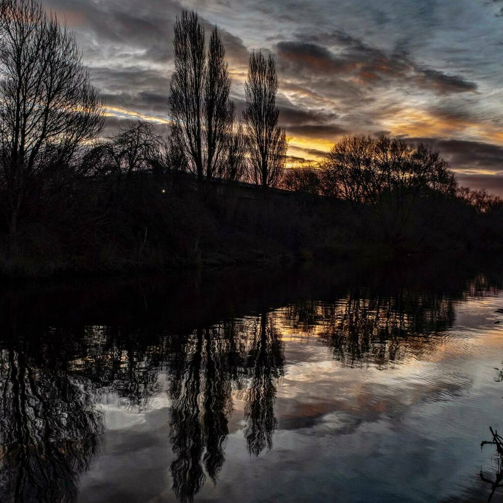 Winter morning on the River Aire, Hunslet, Leeds

8.31am, 6th January 2022

#reflection #riveraire #aire #leeds #hunslet #river #sunrise #clouds #cloud #cloudporn #silhouette instagr.am/p/Cdv9K0fMfXx/