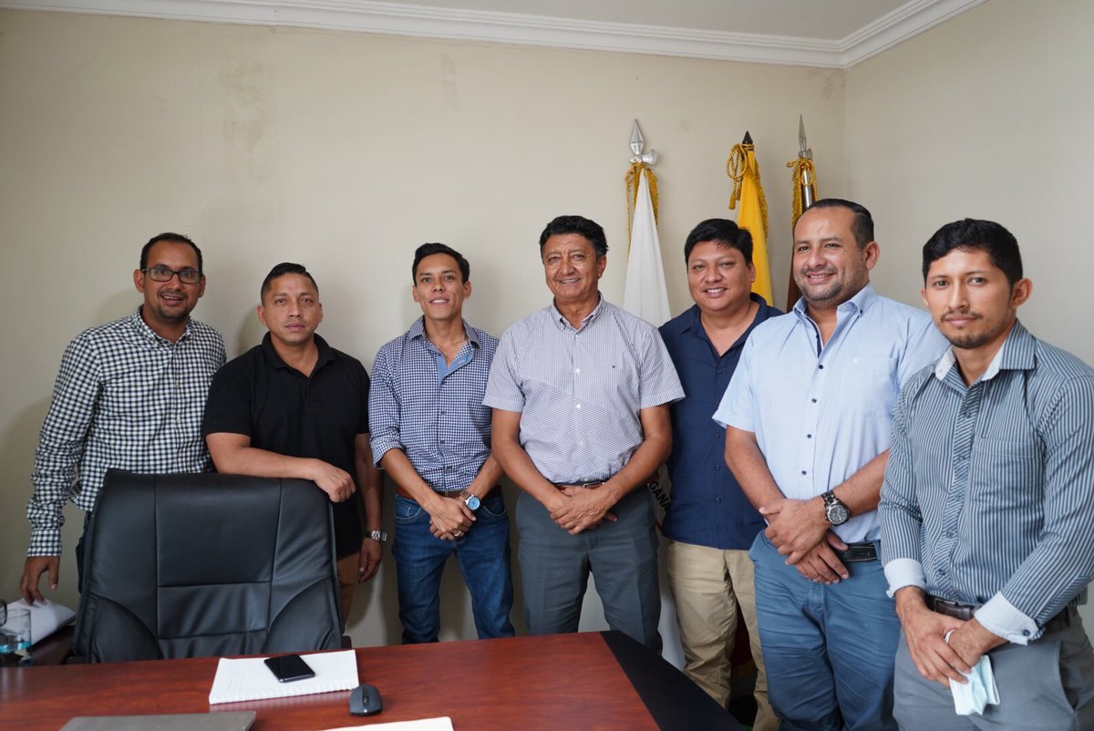 Agricultura_CZ5's tweet photo. El director Distrital de Los Ríos, @JoseCansingA, mantuvo una reunión de trabajo junto al alcalde de @AlcaldiaPviejo,  @marcosgonzana articulando acciones que beneficien al sector rural del cantón, como la legalización de predios rurales. 

#JuntosLoLogramos https://t.co/YdU34lf8HW