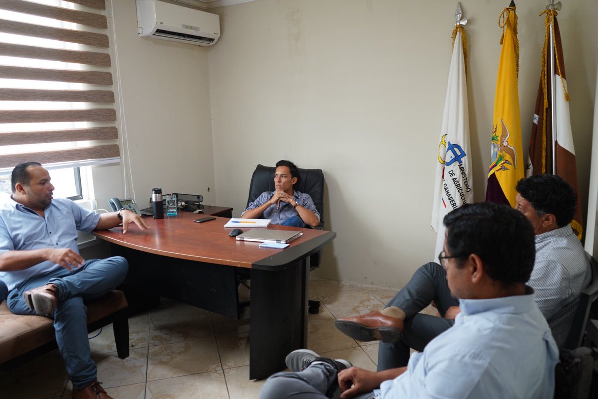 Agricultura_CZ5's tweet photo. El director Distrital de Los Ríos, @JoseCansingA, mantuvo una reunión de trabajo junto al alcalde de @AlcaldiaPviejo,  @marcosgonzana articulando acciones que beneficien al sector rural del cantón, como la legalización de predios rurales. 

#JuntosLoLogramos https://t.co/YdU34lf8HW