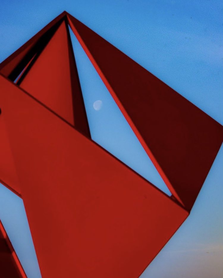 MononaTerrace's tweet photo. Have you checked out our new Art on the Rooftop sculptures yet? “Triangle Play I,” by Sunghee Min photographed by allipin via Instagram. https://t.co/DeO2Cbvylq