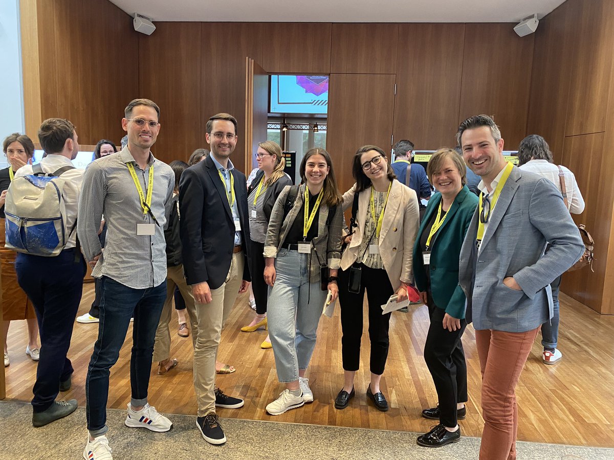 Team Bayern beim #politoscope! <a href="/digitalbayern/">Bayerisches Digitalministerium</a>, <a href="/KM_Bayern/">Kultusministerium Bayern</a> &amp; <a href="/BayStMWi/">Bayerisches Wirtschaftsministerium</a> sind am Start: <a href="/kirschkathi/">kirschkathi🏳️‍🌈🇪🇺</a>, <a href="/lotte_nardi/">Carlotta Nardi</a>. Schee wars! 😙 und ja - wir haben ein Gruppenfoto gemacht!