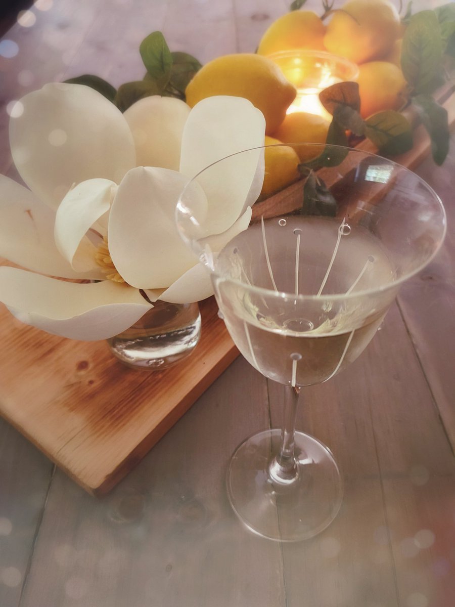 robimontgo's tweet photo. It's officially my Friday ~ time to start my weekend 🎉here's to everyone having an amazing weekend, cheers 🥂
#wineglassselection by @Julianna_glass #ifeelfancy #freshflowers #farmhousestyle https://t.co/GrvYWFDFrq