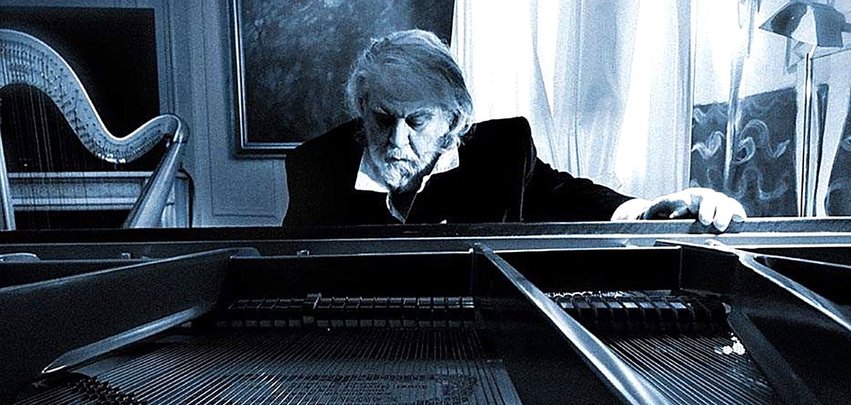 FinosFilm's tweet photo. Vangelis. Μια μεγάλη μουσική ιδιοφυΐα, ένας συμπαντικός καλλιτέχνης, ένας μεγάλος Έλληνας με διεθνείς τιμές και διακρίσεις, περνάει σήμερα στην αιωνιότητα. Η Μυθωδία του έφτασε σήμερα μέχρι τ’άστρα… #rip #vangelis https://t.co/hwAv4gsoB0