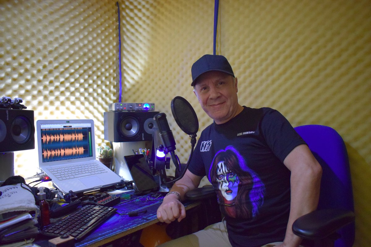 o_locutorpro's tweet photo. Casi no me di cuenta como pasaron los últimos 19 años al mando de 'estudioenline@' Gracias por todo y a todos.
#locutor #locutorpro #locutorpublicitario #tv #agenciasdepublicidad #elmercuriosantiago https://t.co/3wE9EX0SXG