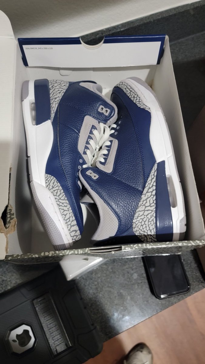 Sold to <a href="/kobe11885/">Billy Larry</a>!
Along with a pair of Georgetown 3s!