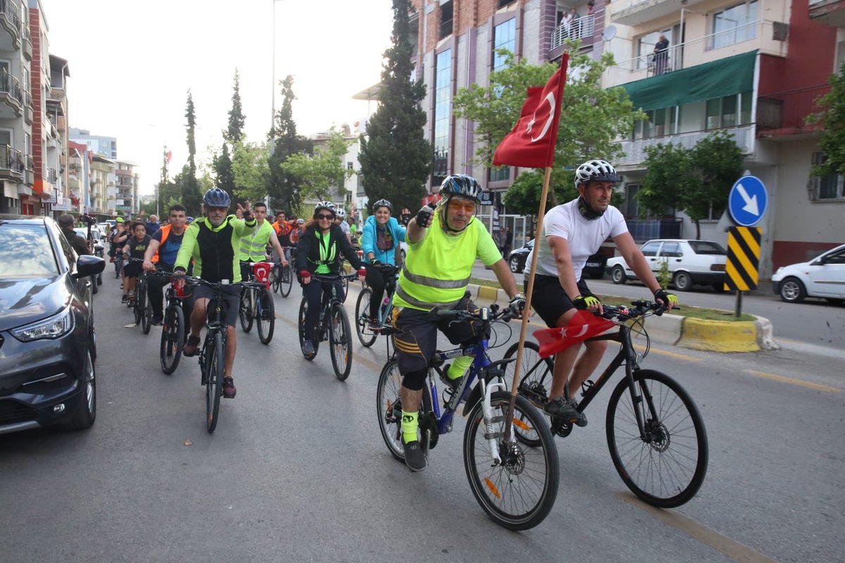 AydinBuyuksehir's tweet photo. 19 Mayıs Atatürk’ü Anma, Gençlik ve Spor Bayramımızı coşkuyla kutladık.🇹🇷

Marşlar eşliğinde şehir turu yapılırken Başkanımız Sn. Özlem Çerçioğlu da vatandaşların bayram coşkusuna ortak oldu ve vatandaşlarımızla bayramlaştı. 

Detaylar👉https://t.co/Ui835S3PMB https://t.co/M7b1H414S1