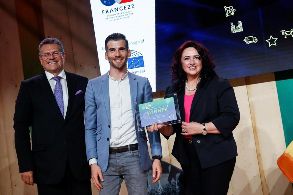 I presented the 1st Special Prize for accessible &amp; inclusive mobility <a href="/EuStartupPrize/">EU Startup Prize</a> award to Andrea Mocellin for <a href="/WheelRevolve/">revolve wheel</a>’s foldable wheelchair.

Congratulations for the #GoldAward. 

Ingenious innovation will help bring #accessibility &amp; #equality

#GAAD  #UnionOfEquality
