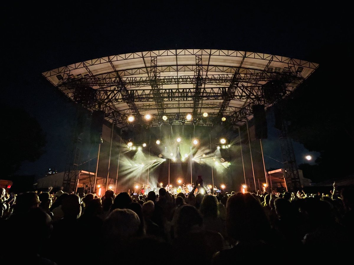 maiderings's tweet photo. #TBT to the unforgettable ⁦@brandicarlile⁩ concert at ⁦@ForestHillsStdm⁩ in July 2021 - gorgeous music, beautiful energy and full moon. Can’t wait for Brandi to return to NYC! 🍻🎫 https://t.co/Ubrw0lSHOI