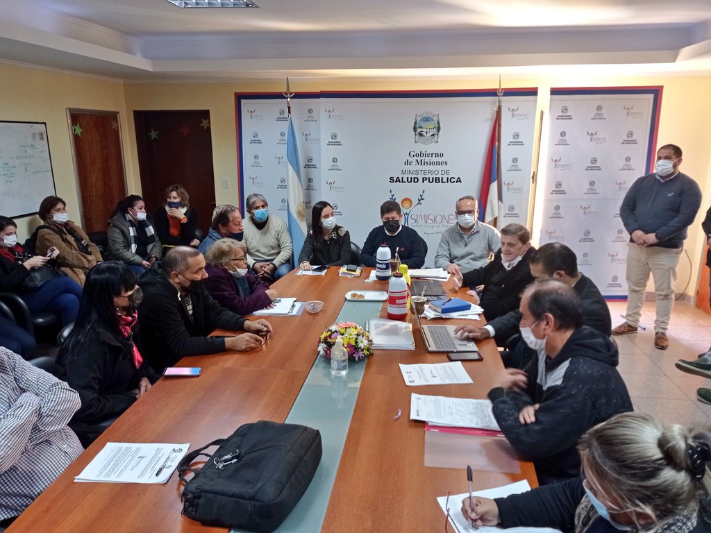 OscarAlarcon_'s tweet photo. Feliz jueves! Hoy en una Mesa de diálogo con mi Par el Ministro de Hacienda Cdor, @adolfosafran, el Dir. de liquidaciones Cdor. Miguel Dos Santos y representantes de ATE y CTA, y UPCN..  acordando siempre en favor de los trabajadores de @SaludMisiones @gobmisiones https://t.co/RYTmHsjMdy