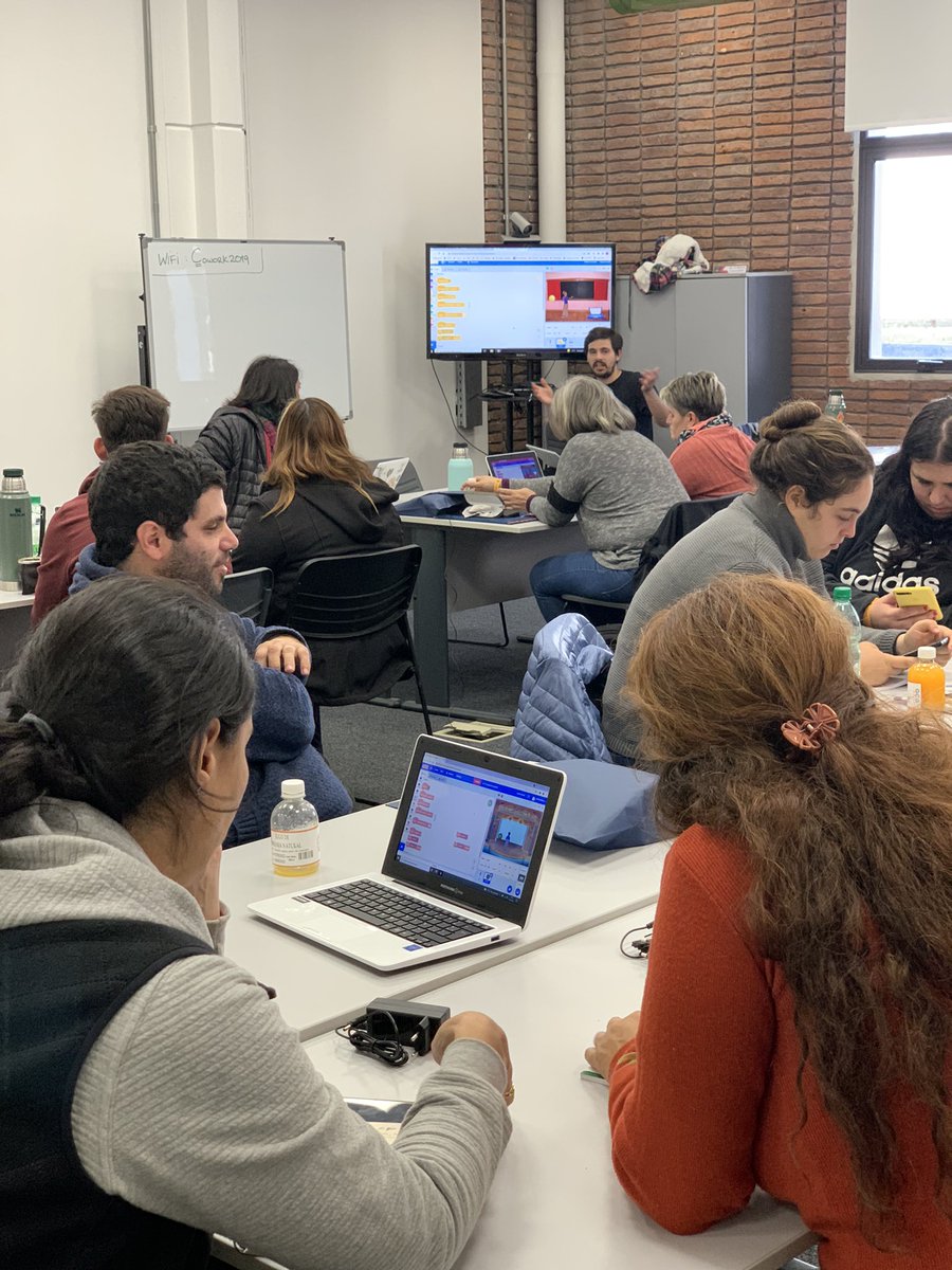 ana_perezespagn's tweet photo. Hoy #Scratch cumple 15 años y en @Ceibal_Uy lo festejamos junto a estudiantes y docentes de distintos departamentos y subsistemas.

Realizamos propuestas de programación, inteligencia artificial y #PensamientoComputacional donde aprendimos y jugamos.

¡Gran jornada! https://t.co/pMi4eTEmB2