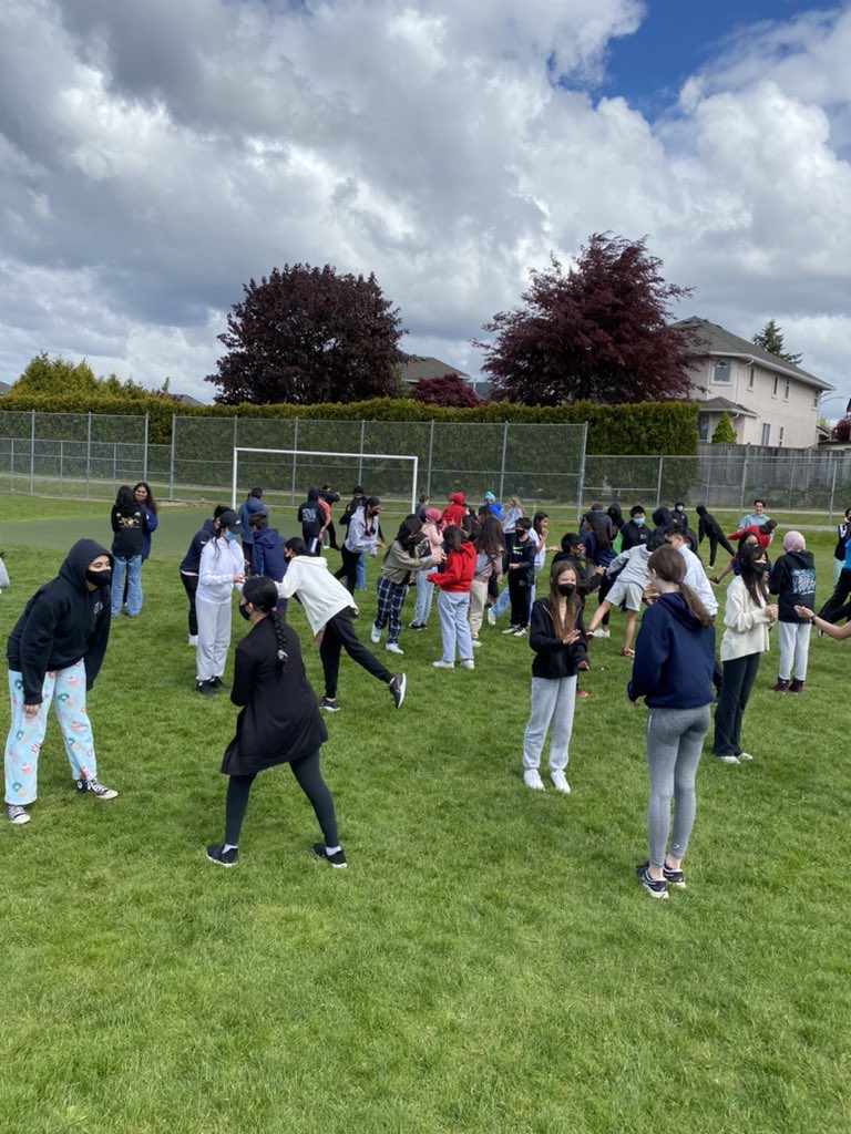 RussHeggie's tweet photo. @FPSSDRAGONS Leadership visit to @CoyoteCreekElem enjoyed connecting with the grade 7s outside for a change! @SD36PHE @GregersonRenee @mreteacher https://t.co/3gExdDkg5R
