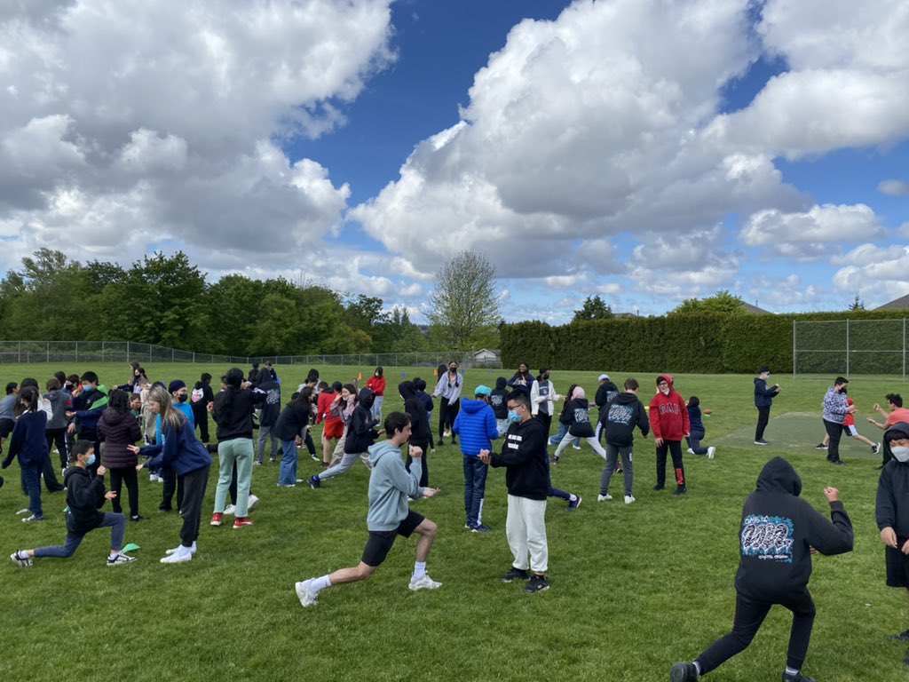 RussHeggie's tweet photo. @FPSSDRAGONS Leadership visit to @CoyoteCreekElem enjoyed connecting with the grade 7s outside for a change! @SD36PHE @GregersonRenee @mreteacher https://t.co/3gExdDkg5R