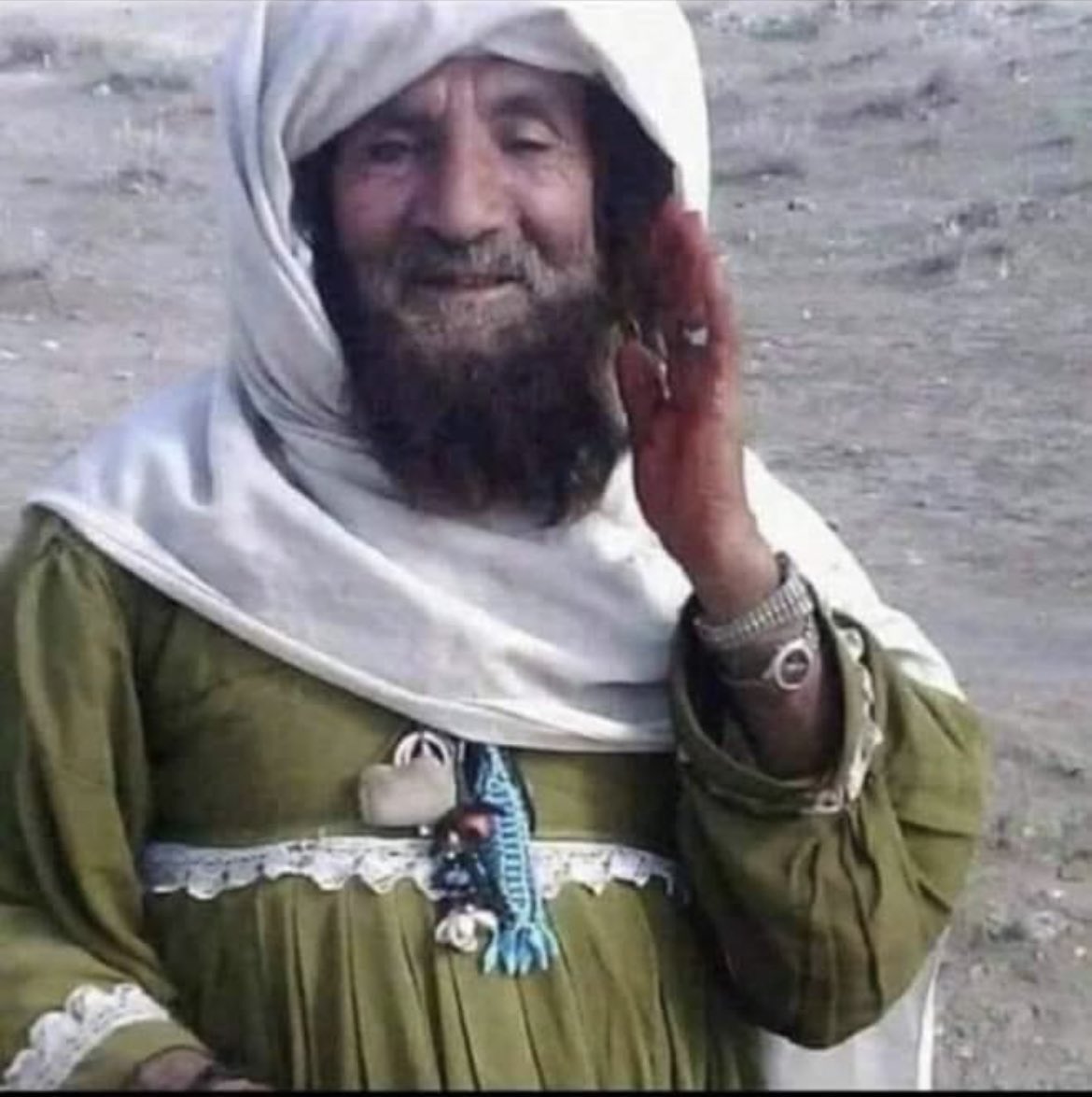 tajikam_man's tweet photo. با من هم‌ آشنا شوید 😊 من از پسته گل، بادام گل و پریشان گل بزرگ‌تر هستم - اسم من نازگل مضر است! ایا حنا دست و ریشم قشنگ است؟ از بس که به چشمان مادرم زیبا هستم برایم تعویض نظر گرفته است که دشمنان مرا نظر نکنند 😊 چشم موره و صدف هم دارم 😊اسفند بلا بند… https://t.co/ARMS1XD0L3