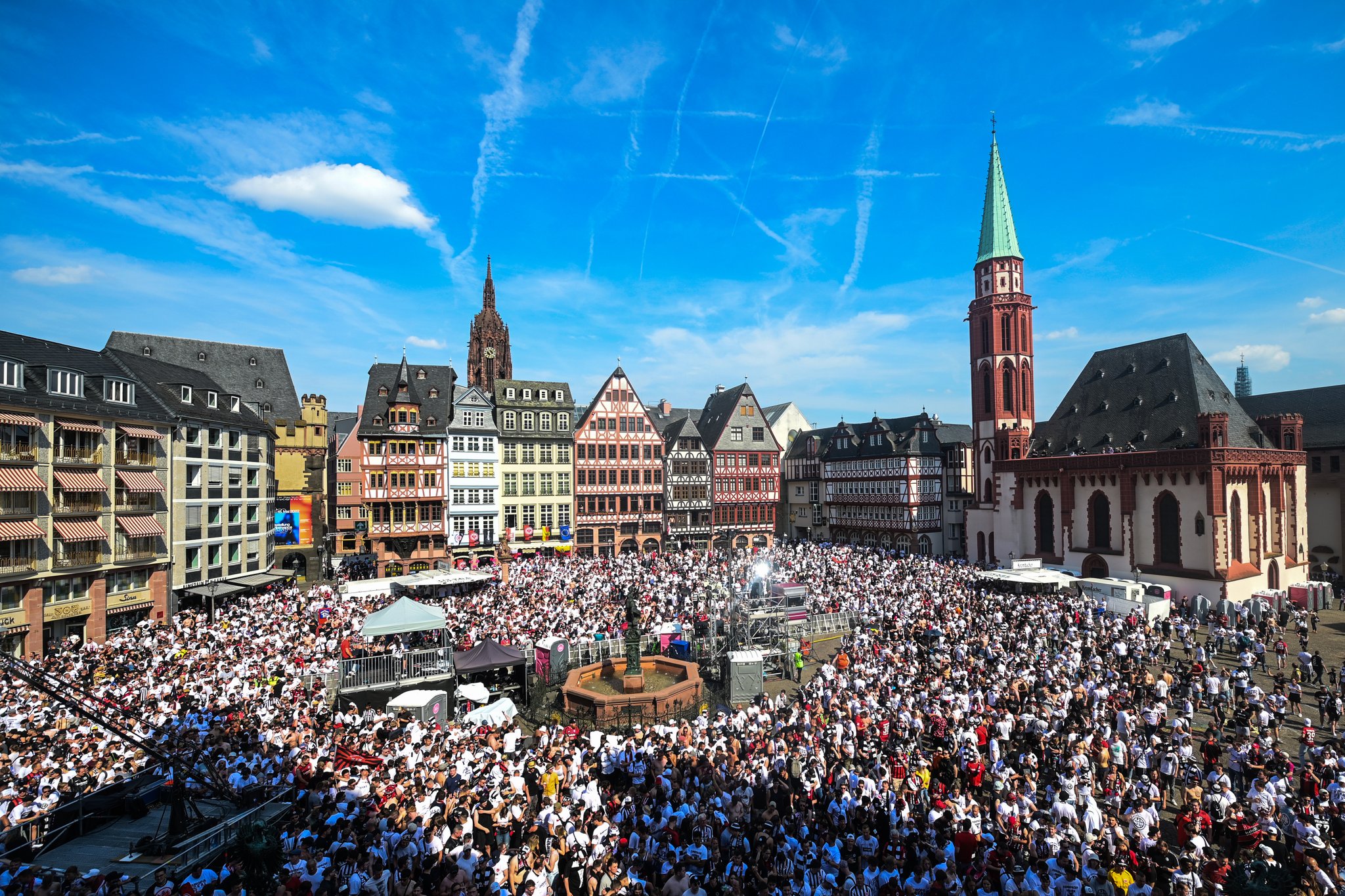 Uefa Europa League Party Time In Frankfurt A Sea Of Eintracht Supporters In The City Today Uelfinal T Co Lzbaqrc9cc Twitter