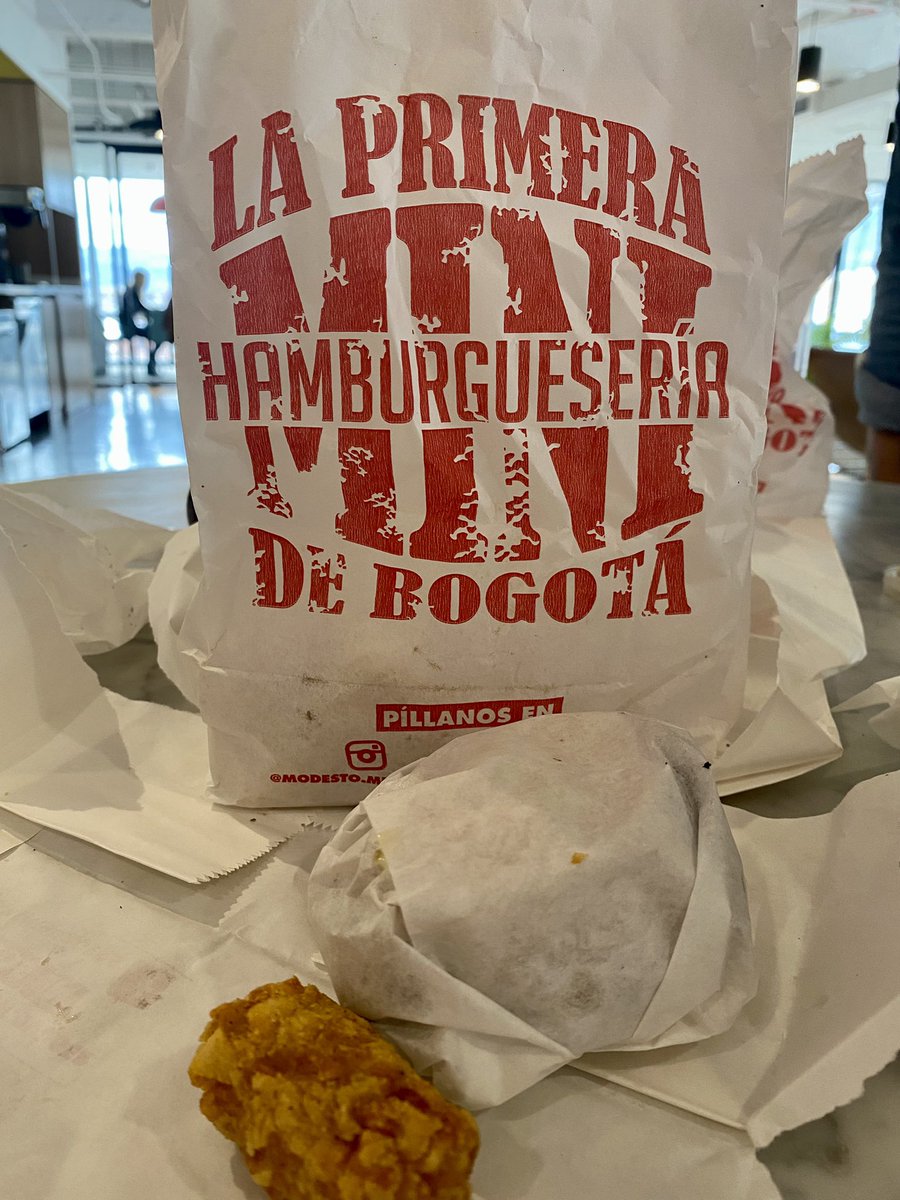 danielamercadom's tweet photo. Información que no me han pedido pero que yo igual comparto: estas hamburguesas en Bogotá son buenísimas. El restaurante se llama Modesto Mini Burgers.

Yo no soy de hamburguesas, pero cuando pido me como de a tres (son pequeñas) 🐷 https://t.co/qJ2IojFSGm