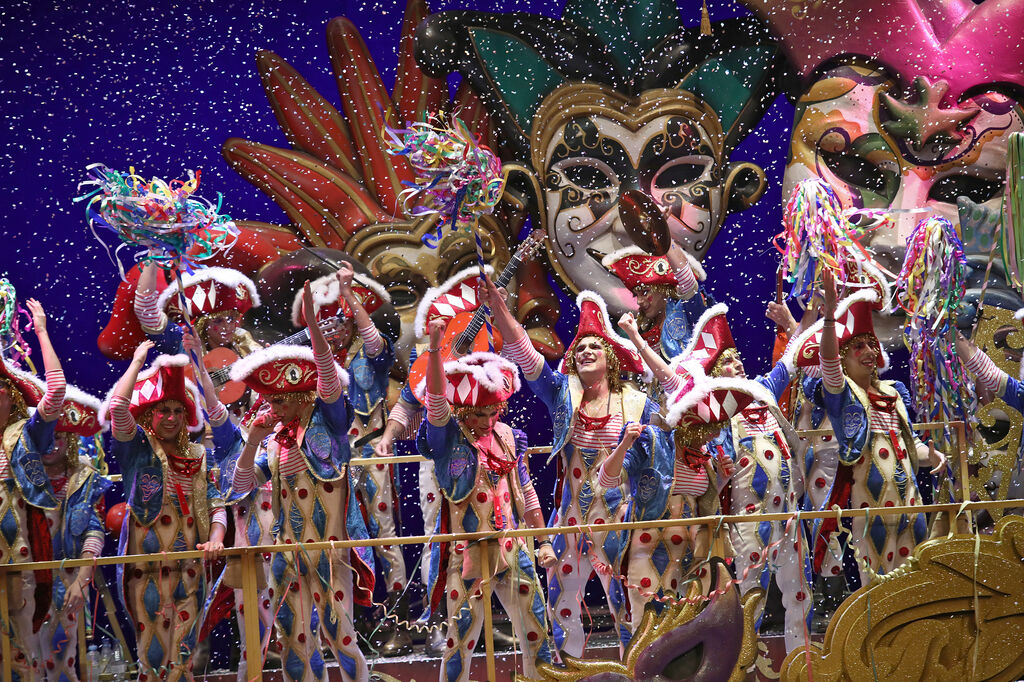 "Y si tú quieres ser feliz, ay vente conmigo a la Luna, que allí juntos encontraremos la verdadera fortuna"