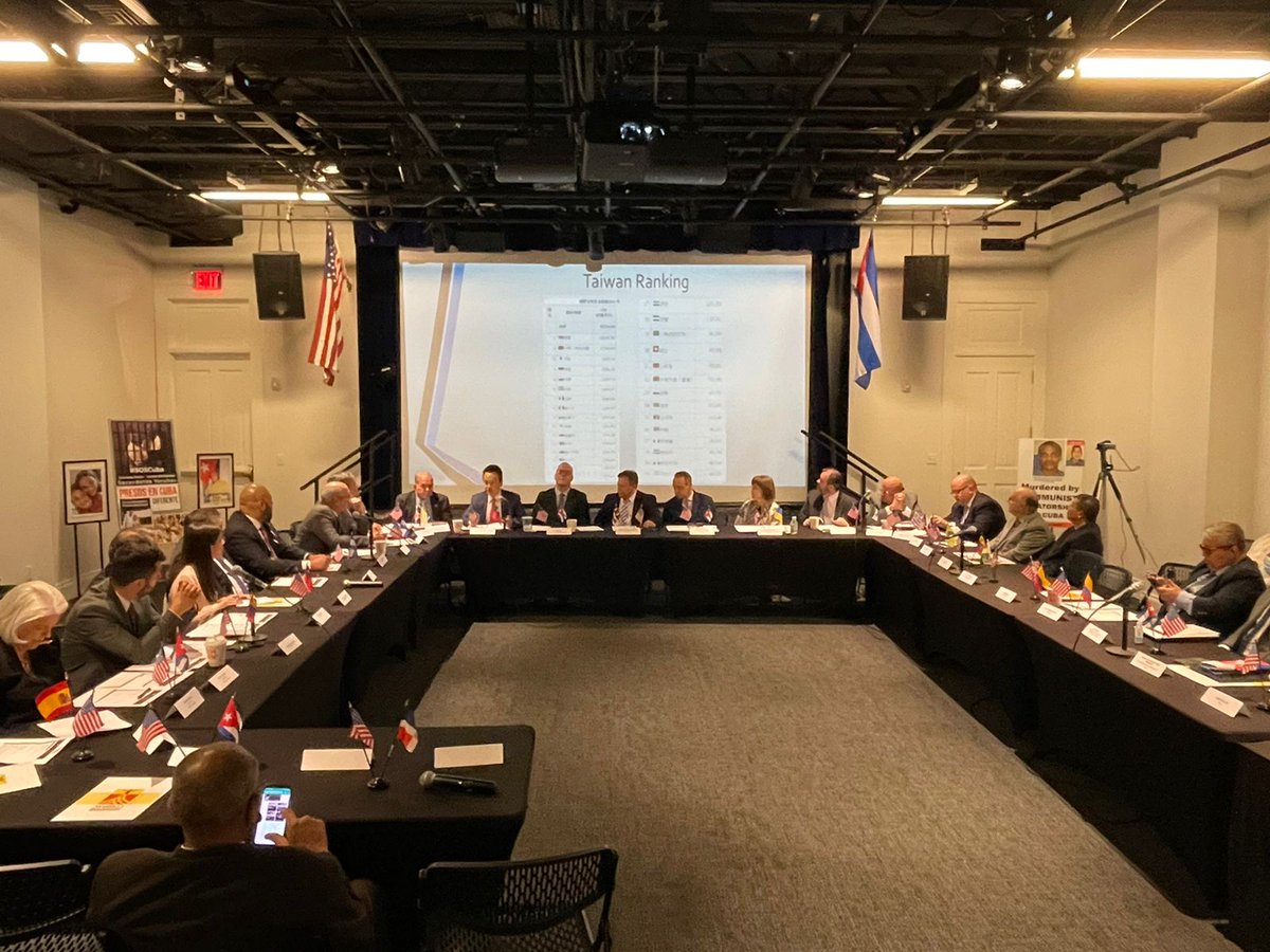 nimcallonimvoy's tweet image. "hoy vivimos en un continente lleno de mesías, que prometen la felicidad por medio de la redistribución de la riqueza, pero tenemos que saber que quienes promulgan la igualdad por encima de la democracia, al final nos dejarán más desiguales y sin democracia" @martinelgue #FHPL.