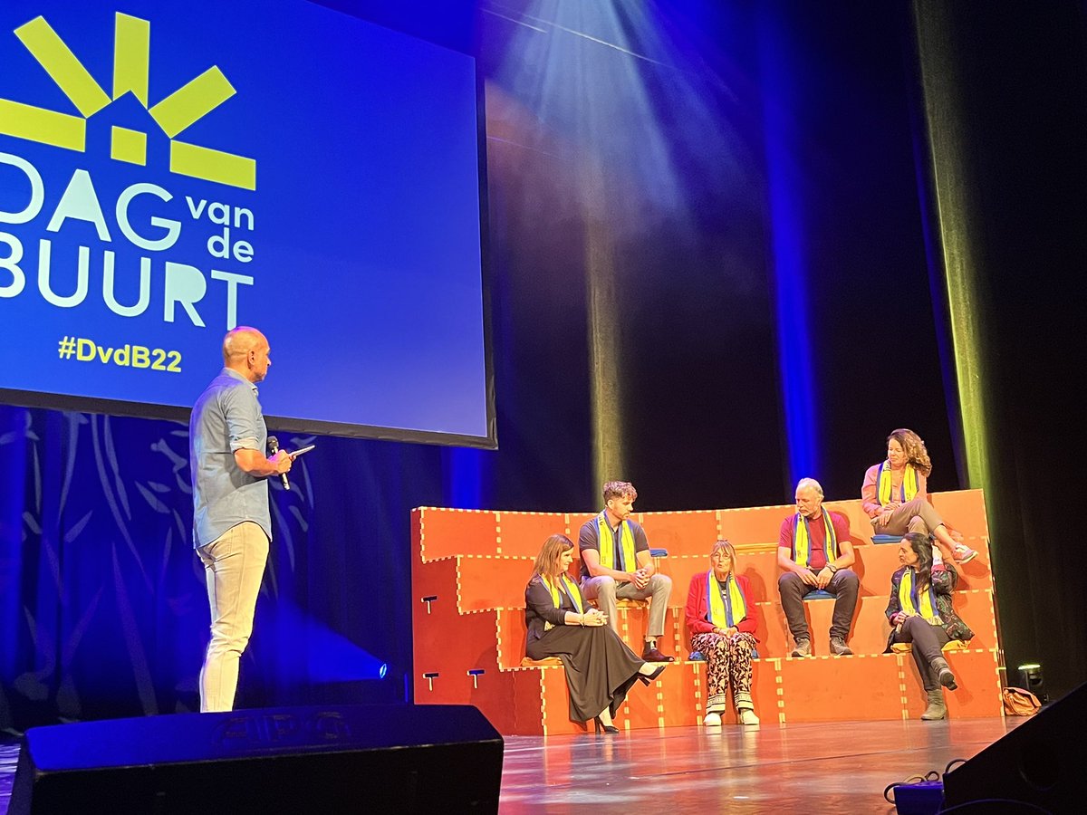 Van tegenstellingen onderzoeken en zoeken naar gemene delers naar dans en muziek van #kidsvanoost. Veel energie in de theatershow van #dvdb2022