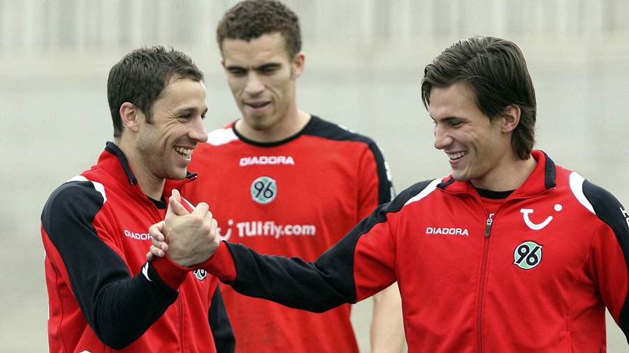 96Legenden's tweet image. Vom FC Metz verpflichteten die Roten einen ungarischen Nationalspieler (rechts im Bild). #h96 #96legenden