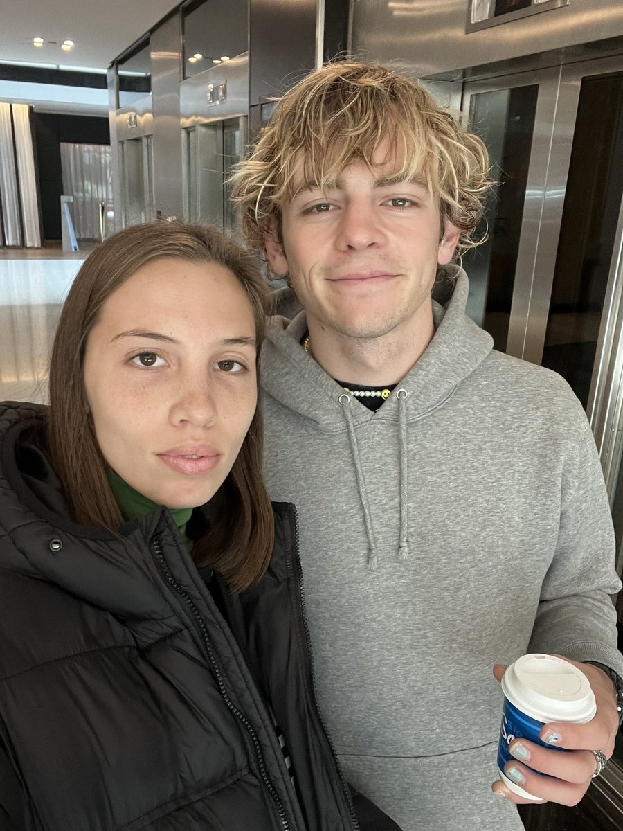 GuadaCapalbo's tweet photo. Cuando con Ross lynch nos conocemos tanto nivel que estaba caminando pancha por el hotel y me lo encuentro y me dice “de nuevo te alojaste acá? “ NO PADRE, YA NO ME ARRASTRO POR LOS HOMBRES AHORA ARRÁSTRATE VOS POR MI https://t.co/tImQcCN0lY