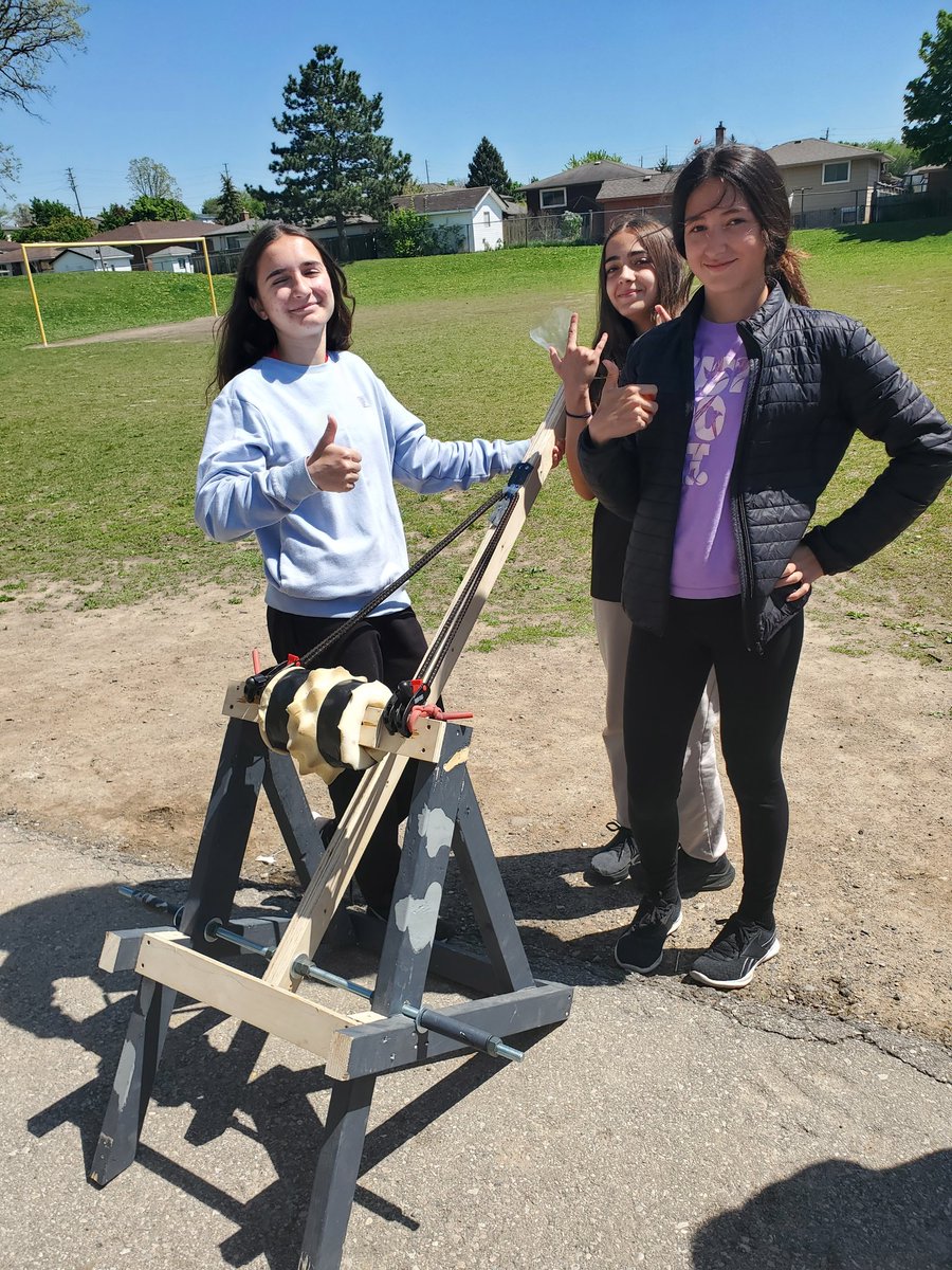 AngelaIanni3's tweet image. The sun came out for our Catapult Challenge! Our grade 8's showcased some amazing designs, and some fierce competition! #launchit @svdptiger