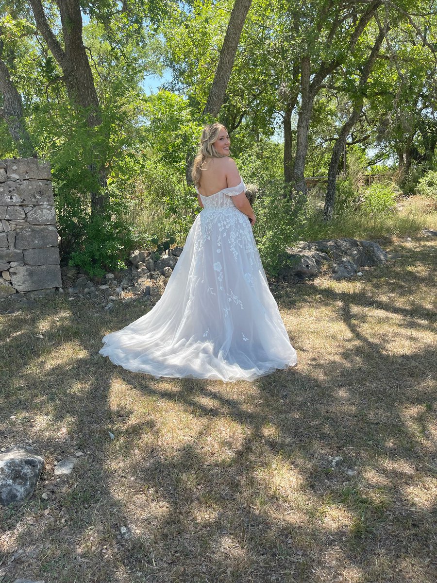 cocotaylorr's tweet photo. First comes love, then comes marriage, now all I am missing is a baby 🤍 https://t.co/hHZgfjct4t